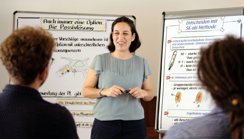 Adela erklärt das Igeln am Flipchart