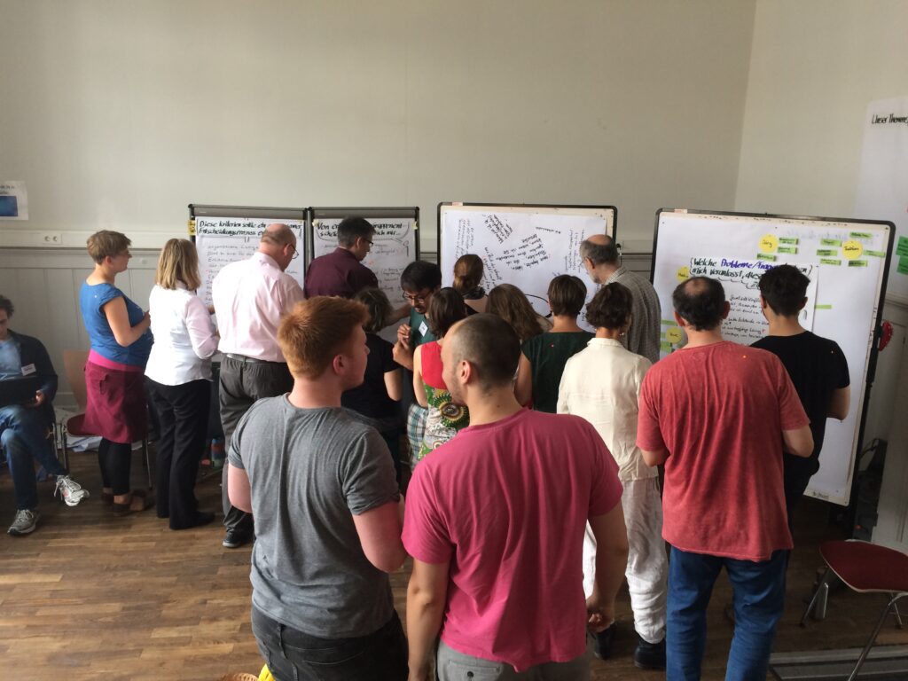 Gruppe vor Plakatwänden im Seminar